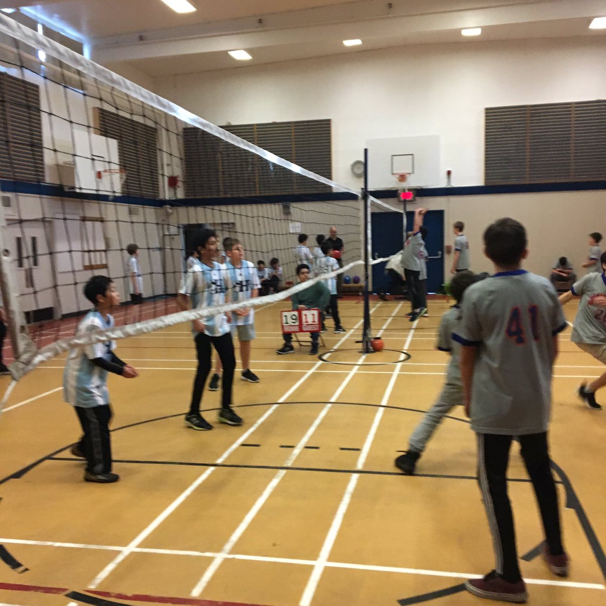 Solid playing by Hollyburn and Irwin Park Boys Volleyball teams! Teamwork, physical literacy and healthy competition? Yes! Way to go Huskies and Panthers! @JBWDaudlin @HollyburnElemen @WestVanSchools @MsEmilyMiller