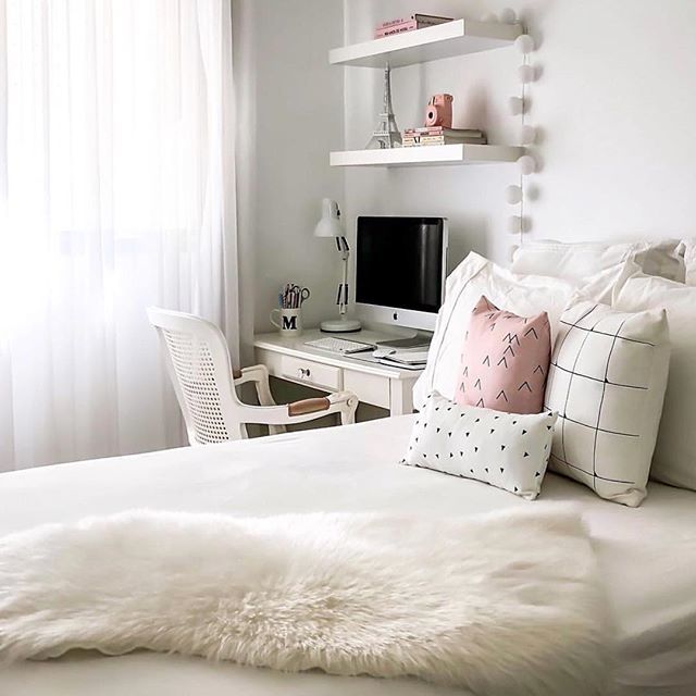 casadasamigas_'s tweet photo. O dia foi longo por aqui hoje, então não vemos a hora de nos jogar na cama pra descansar! Night, night! 💕 {pic @blogitsmemari}
.
#cdaquartos #quartodecorado #night #blogcasadasamigas https://t.co/9zZy5cBRsm