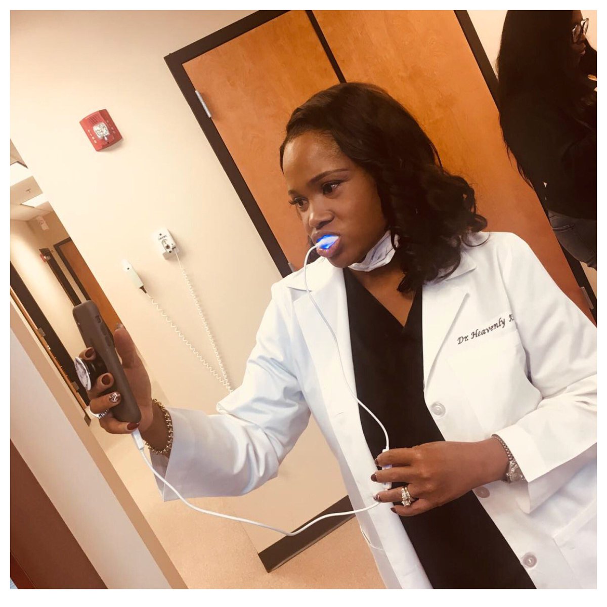 Dr_Heavenly's tweet photo. Your beautiful white smile is only 16 minutes away when you connect the #SmileChangers #Phonebleaching  Advanced Whitening System to your iPhone or Android  LINK IN BIO 
https://t.co/5EpwQcNEqH  @goSmileChangers https://t.co/LmBXRL2sya