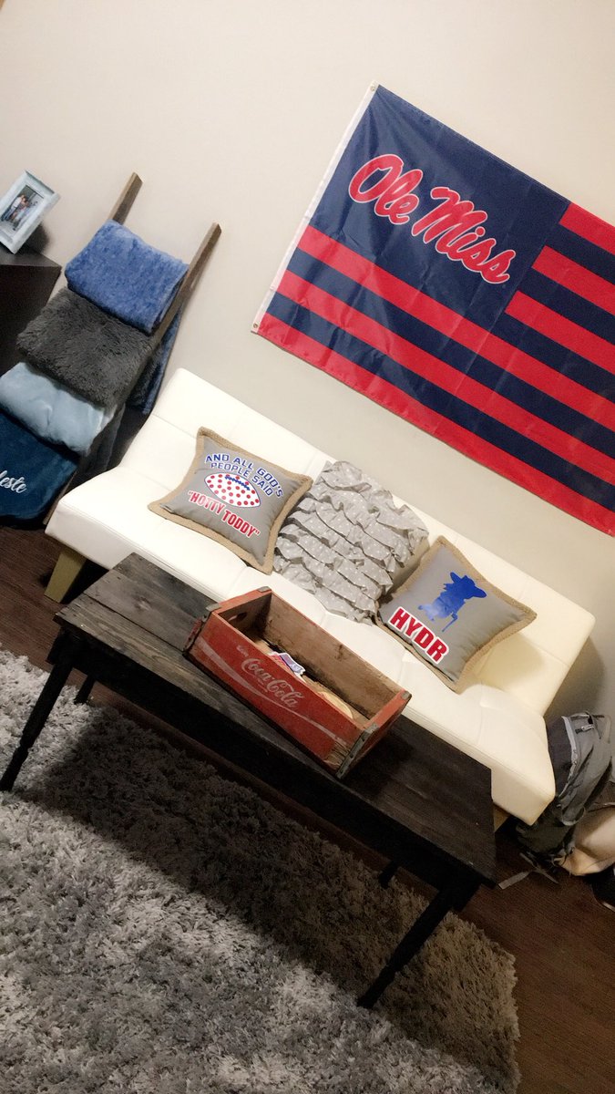 celeste_fowler's tweet photo. still obsessing over my new dorm!! huge shoutout to my parents for making this happen! πππΌ#BathroomIsCuteToo #2ndSemester #BestSemester https://t.co/iGDPsKk9s4