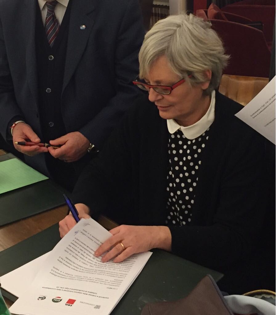 CislNazionale's tweet photo. #28febbraio @FurlanAnnamaria sigla per la Cisl l’accordo con @Confindustria Cgil e Uil sul nuovo sistema contrattuale. Si apre una nuova pagina nelle relazioni industriali nel segno della partecipazione https://t.co/MIKyMpKkC2