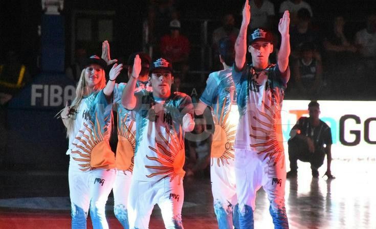 rucrew09's tweet photo. R.U.CREW #HIPHOP #OLAVARRIA,  categoría adultos habré la apertura del partido de nuestra selección Argentina de basquet 👏👏💪👌 https://t.co/zQ0oRCRJAy