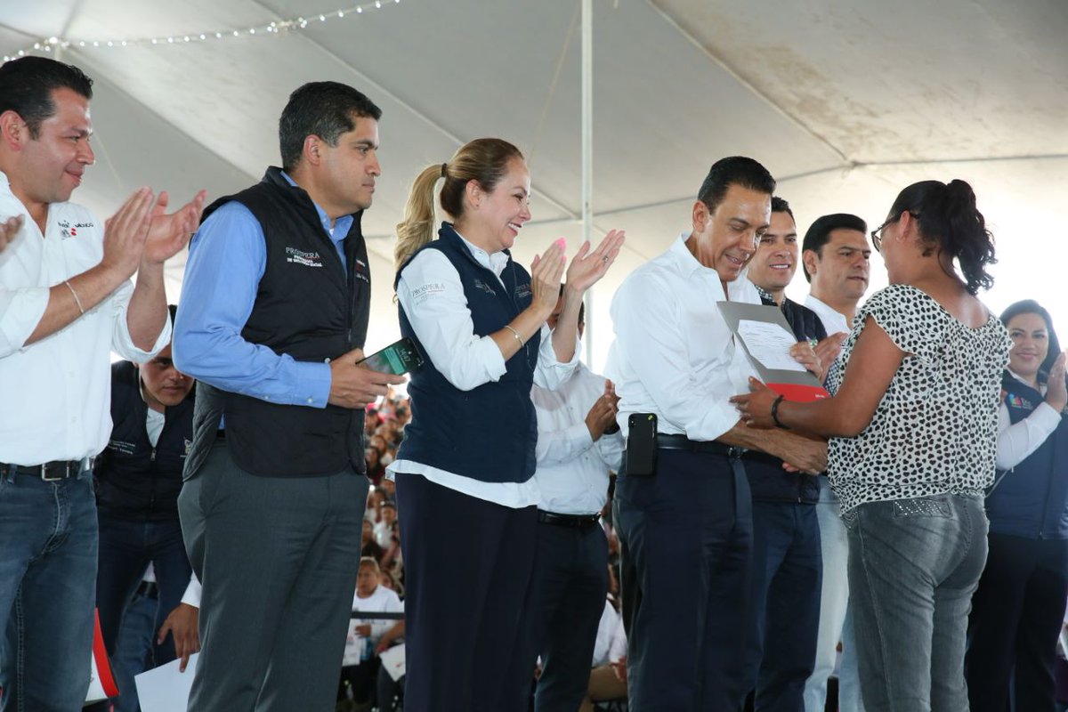paula_hdz's tweet photo. En #Pachuca, Yadira, Juan Pablo y Gabriela, forman parte de las más de 50 mil familias que se incorporan a @Prospera_MX en #Hidalgo y que recibirán apoyos y acompañamiento para mejorar su calidad de vida. https://t.co/OgTfmqnDZ5
