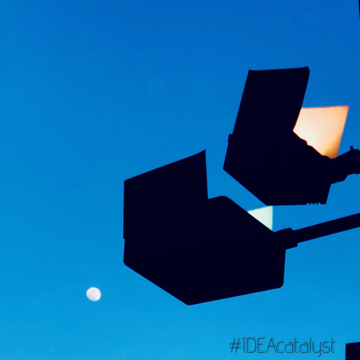 IdeaCatalyst1's tweet photo. Lights! Camera! #Moon over New York. #MoonMail Message #IDEAcatalyst #PoNgApOnGa #TRAVELengram #NYC https://t.co/UthQmJursV