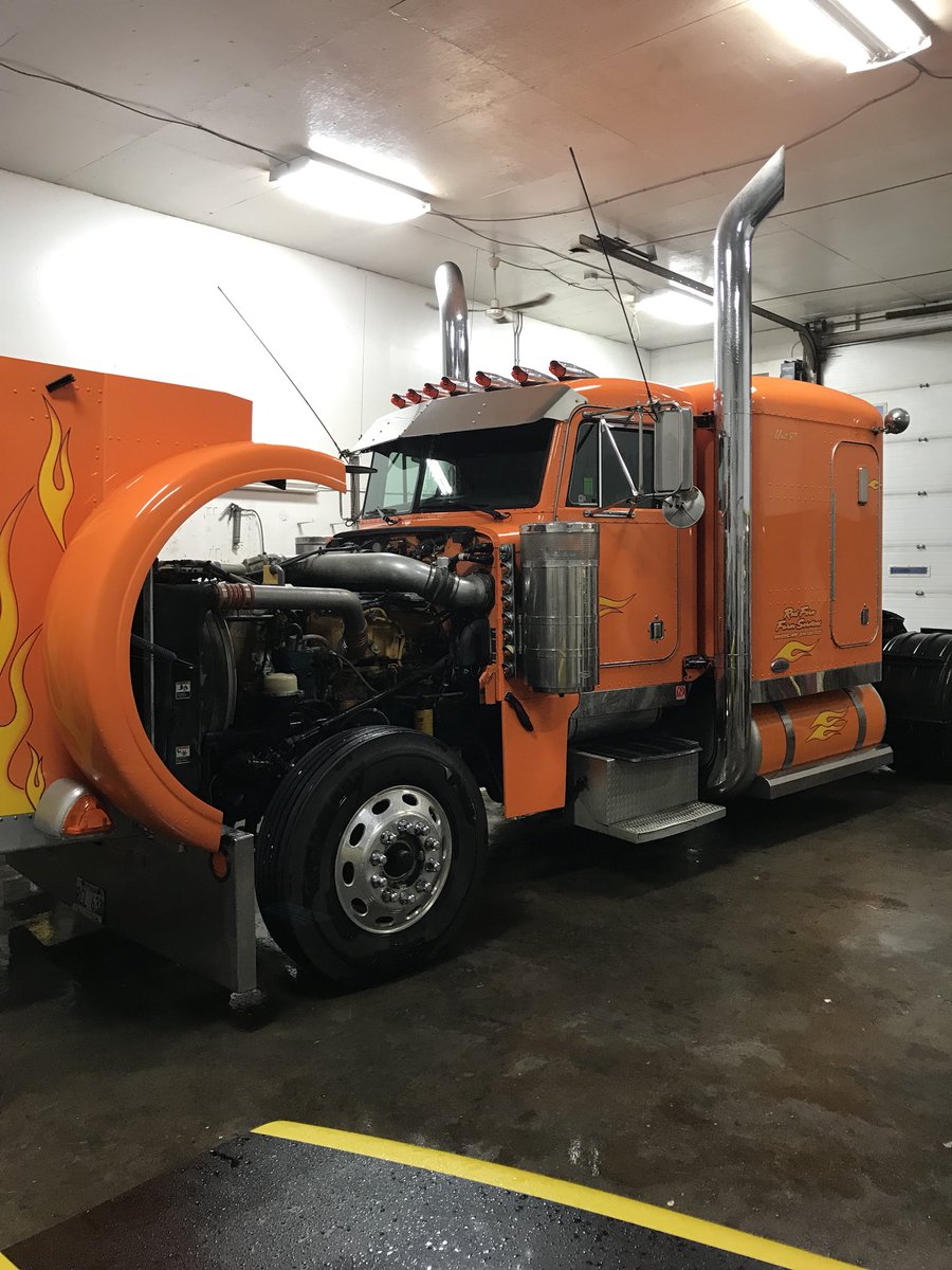 BustDustin's tweet photo. Finally got the Peter cleaned up. #doyouevenfoambro @SchippersCanada #foamalltheway #peterbilt #379L #cleanfornow https://t.co/uTPi7orGoB