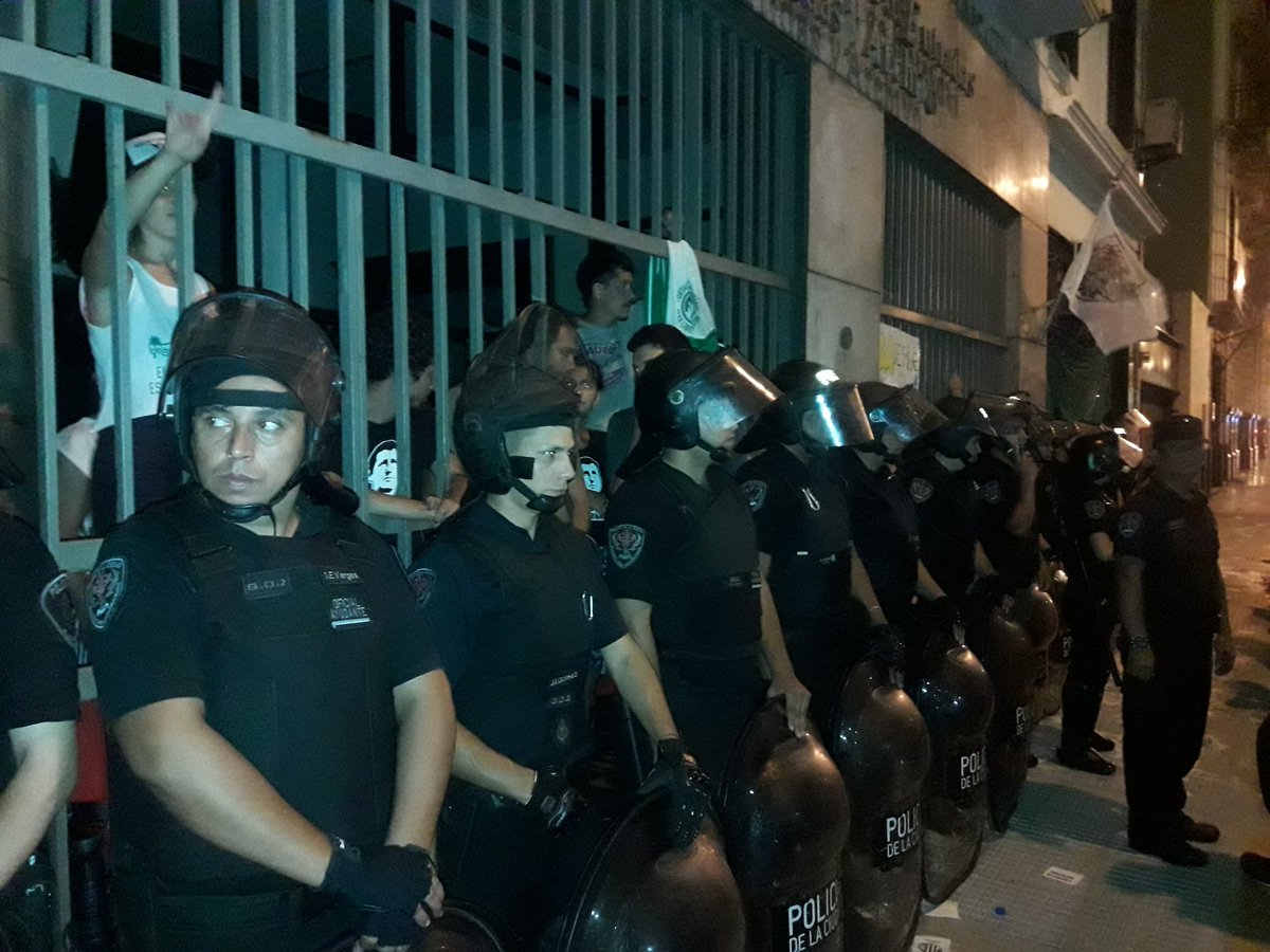ATECapitalOk's tweet photo. URGENTE. Mientras seguimos con la permanencia pacífica extreman  el operativo. Extienden el cordon policial impidiendo la comunicación con las compañeras y compañeros que permanecen dentro del Ministerio de Hacienda. https://t.co/vB4OypS0XO