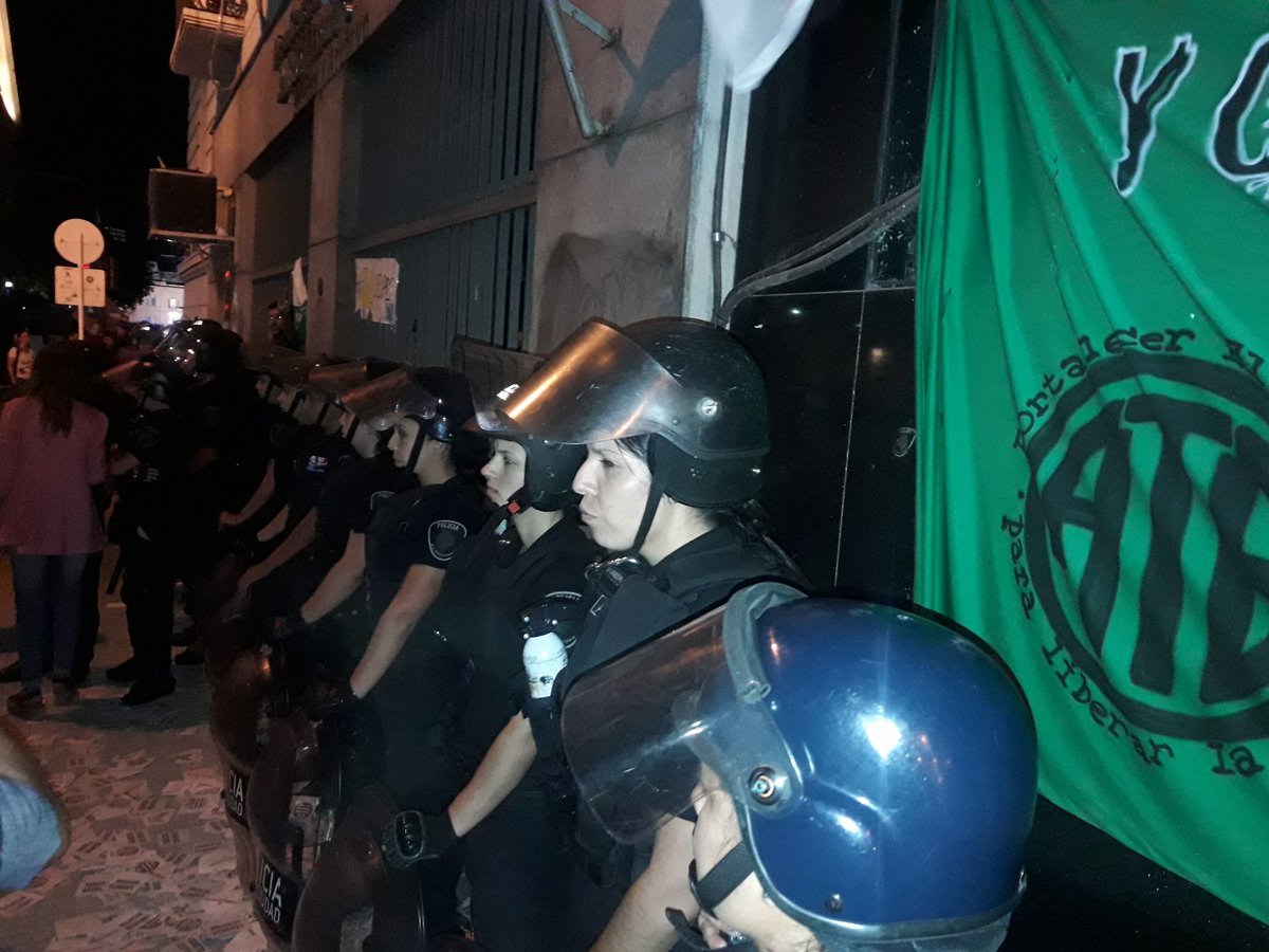 ATECapitalOk's tweet photo. URGENTE. Mientras seguimos con la permanencia pacífica extreman  el operativo. Extienden el cordon policial impidiendo la comunicación con las compañeras y compañeros que permanecen dentro del Ministerio de Hacienda. https://t.co/vB4OypS0XO