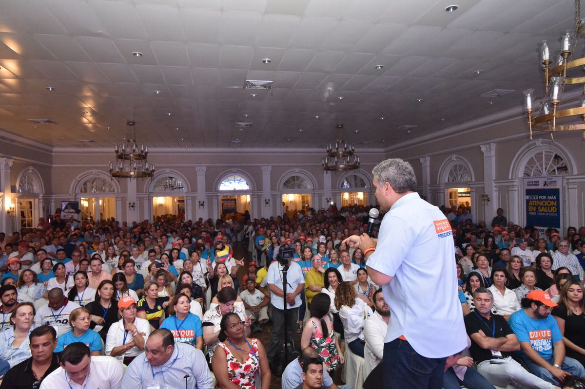 IvanDuque's tweet photo. Proponemos una reforma al Congreso para congelar el salario de los congresistas por 10 años y para que ninguna persona pueda estar en un cuerpo colegiado legislativo de elección popular por más dos períodos  #DuqueEsElQueEs #HotelElPrado #Barranquilla #DuqueConLasRegiones https://t.co/ArqiZovbmn