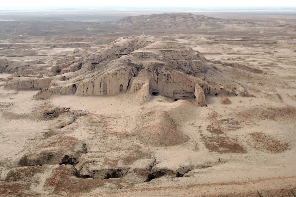 TheHistoryFeed's tweet photo. The beauty of the mud-built Mesopotamian world: If you see a hill rising up out of the flat alluvial plain of Iraq, it's not a hill; it's an abandoned city.

Photo: temple of Uruk, the city of Gilgamesh https://t.co/kFTXeBISdu