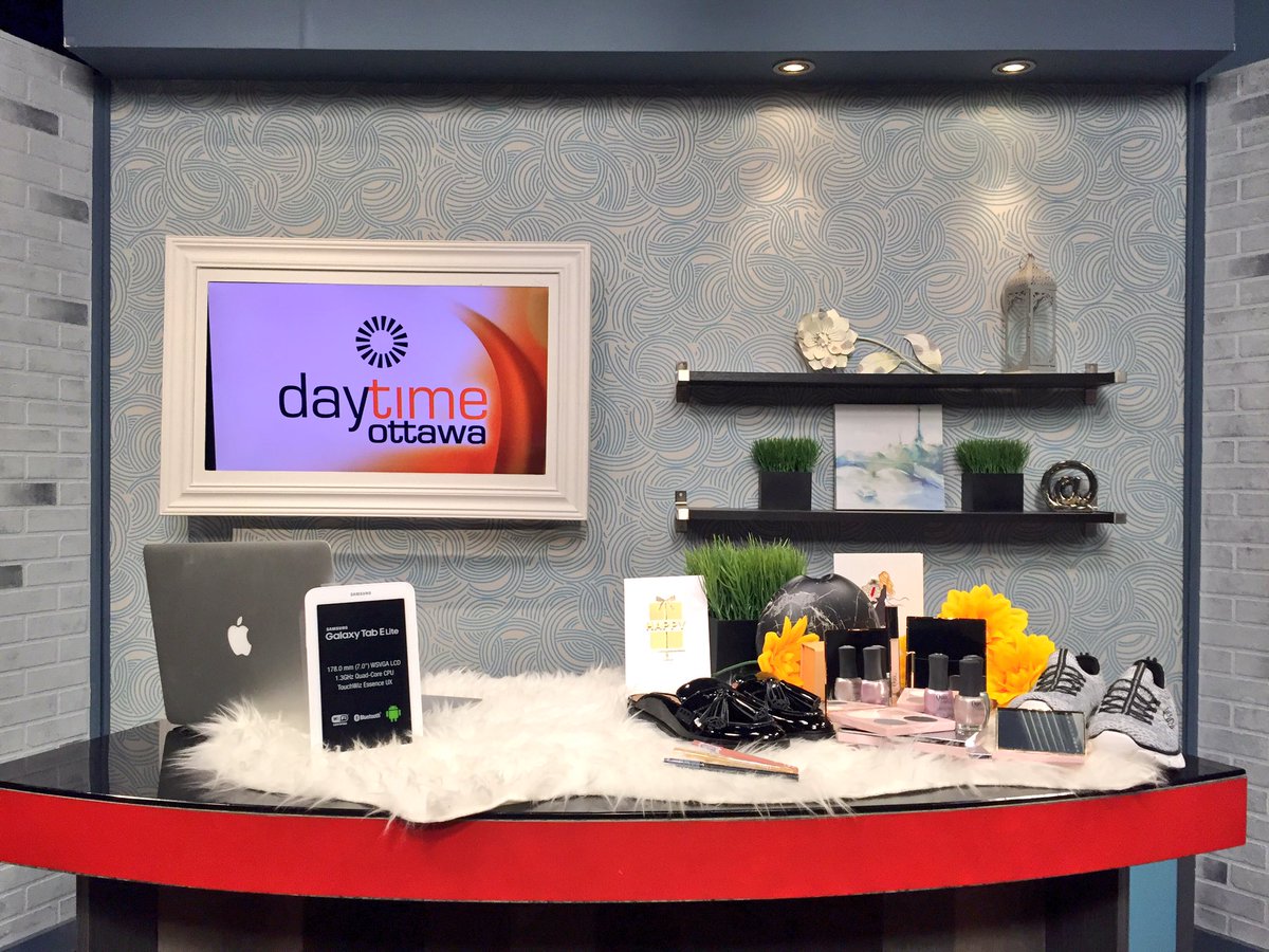 20YS's tweet photo. Our top fave products from @SajeWellness @Skechers_Canada @VionicCanada from @mansfieldsshoes & #QUOCosmetics from @ShopprsDrugMart make a beautiful display @daytimeottawa w @dylanblackradio today! Just look! 🌼🌻🌼 https://t.co/nzmmARWeLO