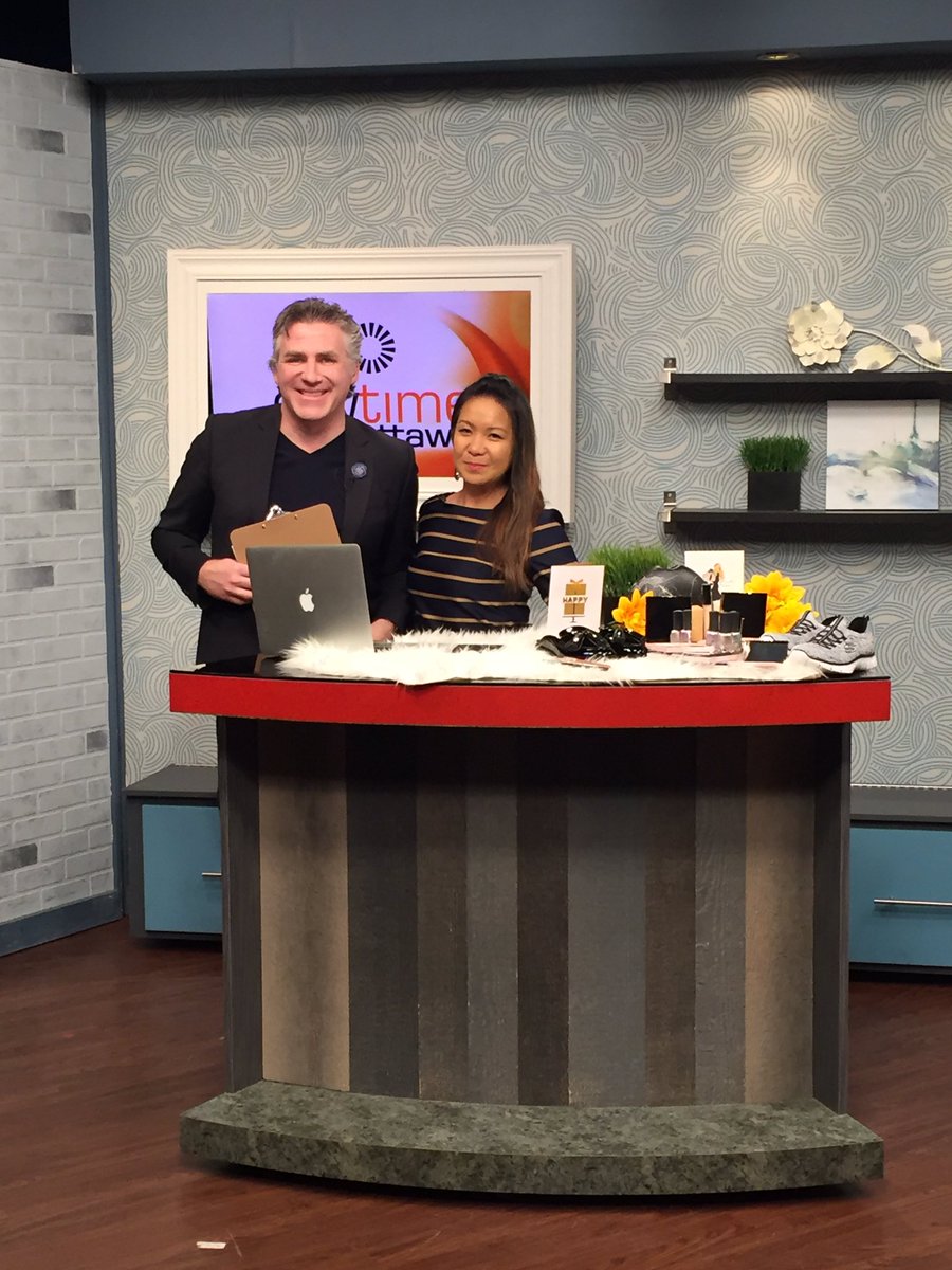 20YS's tweet photo. Our top fave products from @SajeWellness @Skechers_Canada @VionicCanada from @mansfieldsshoes & #QUOCosmetics from @ShopprsDrugMart make a beautiful display @daytimeottawa w @dylanblackradio today! Just look! 🌼🌻🌼 https://t.co/nzmmARWeLO
