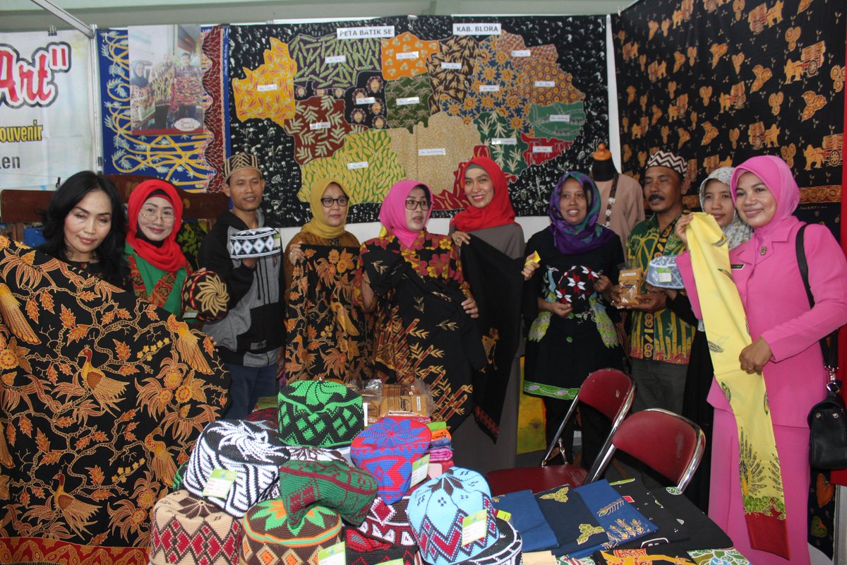 Beragam Kerajinan Unggulan Ditampilkan dalam Dekranasda Blora Expo 2018 - infoblora.com/2018/02/beraga… #beritablora 

@PKKBlora @dindagkopbla <a href="/dinkopjateng/">Diskop UKM Jateng</a> <a href="/UMKMJateng/">UMKMJateng</a> <a href="/KemenkopUKM/">Kemenkop UKM</a> <a href="/Kemenperin_RI/">Kemenperin</a> <a href="/ganjarpranowo/">Ganjar Pranowo</a> <a href="/Djoko_Arief/">Bupati&Wabup Blora</a> <a href="/AriefRohman838/">Arief Wabup Blora</a> <a href="/gpnfmblora/">Radio GPN Blora</a> <a href="/kominfo_jtg/">Kominfo Jateng</a> @GpAnsorBlora