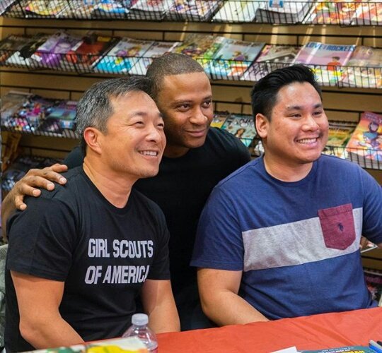 DailyRamsey's tweet photo. sebastianjoao: "Diggle actor David Ramsay from CW’s Arrow stops by to say hi to Jim Lee &amp; the Girls Scouts of America at Earth-2. 2/11/2018 #jimlee #earth2comics #girlscouts #girlscoutcookies #dccomics #arrow @jimleeart @davidpaulramsey @dccomics"
[ https://t.co/5GIRiQzZJk] https://t.co/QVoYf5BrnL