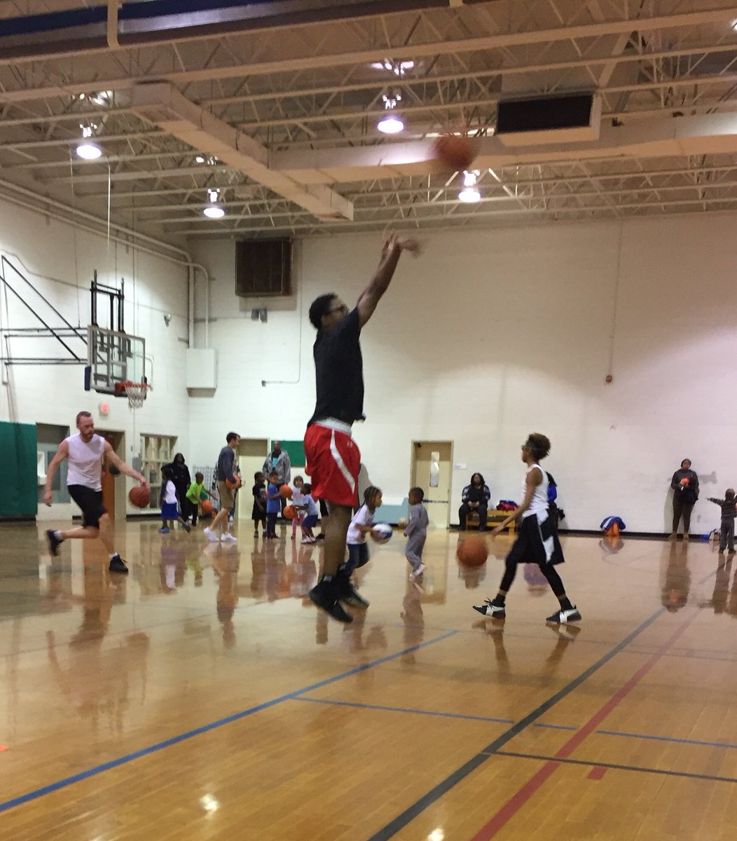 5CoachStretch's tweet photo. S/O to Isaac Clay. First day home and he came to see coach and to put in that work. Love it when my guys come back from college hungry to get better. #TNBA #TribeElite #CertifiedScorer @LakeMbb https://t.co/qmlz9WBM8N
