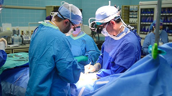 IU_Health's tweet photo. Surgeon: 2000th Kidney Transplant More Than A Number - https://t.co/Q3xteJlPuQ https://t.co/avJaXYDT08