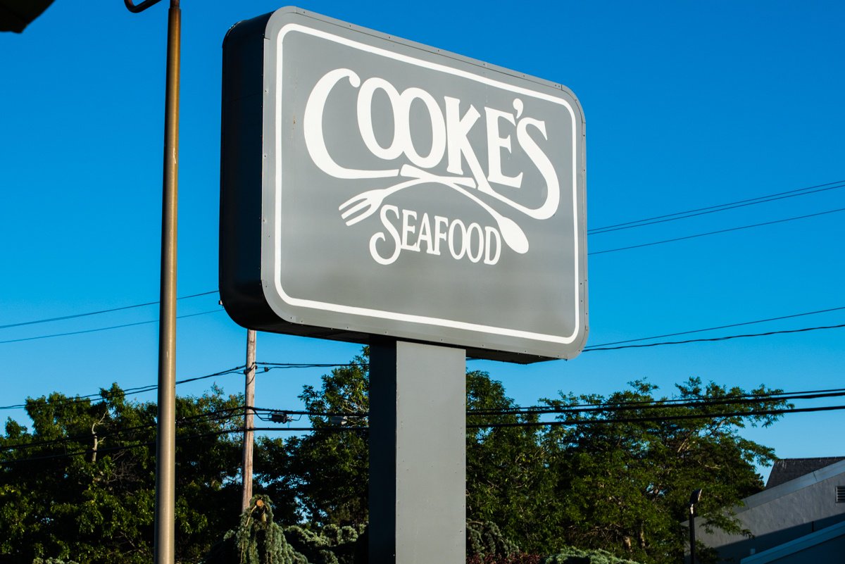 CookesHyannis's tweet photo. It's finally time! #CookesSeafood #Hyannis will reopen for #spring2018 this Thursday! #CapeCodSeafood https://t.co/P7Toj14bon