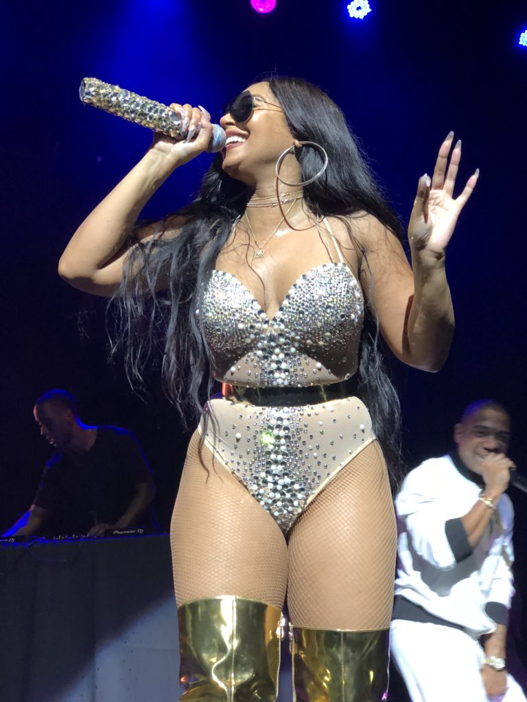 djae44's tweet photo. *- sheβs so damn sexyyyyy πππππ #ashanticoncert #firstrow https://t.co/FZxw2lHyl8
