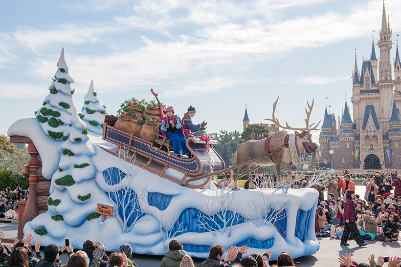 東京ディズニーリゾートpr 公式 お待ちかね エルサが登場 氷のお城を表現したフロートに乗って登場です エルサはゲストのみなさんと一緒に雪遊びを楽しんだみたいですね T Co 0mjizawd21 フローズンファンタジーパレード 今年で最後