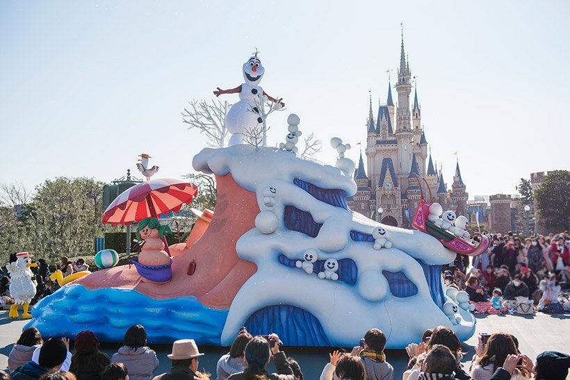 東京ディズニーリゾートpr 公式 お待ちかね エルサが登場 氷のお城を表現したフロートに乗って登場です エルサはゲストのみなさんと一緒に雪遊びを楽しんだみたいですね T Co 0mjizawd21 フローズンファンタジーパレード 今年で最後