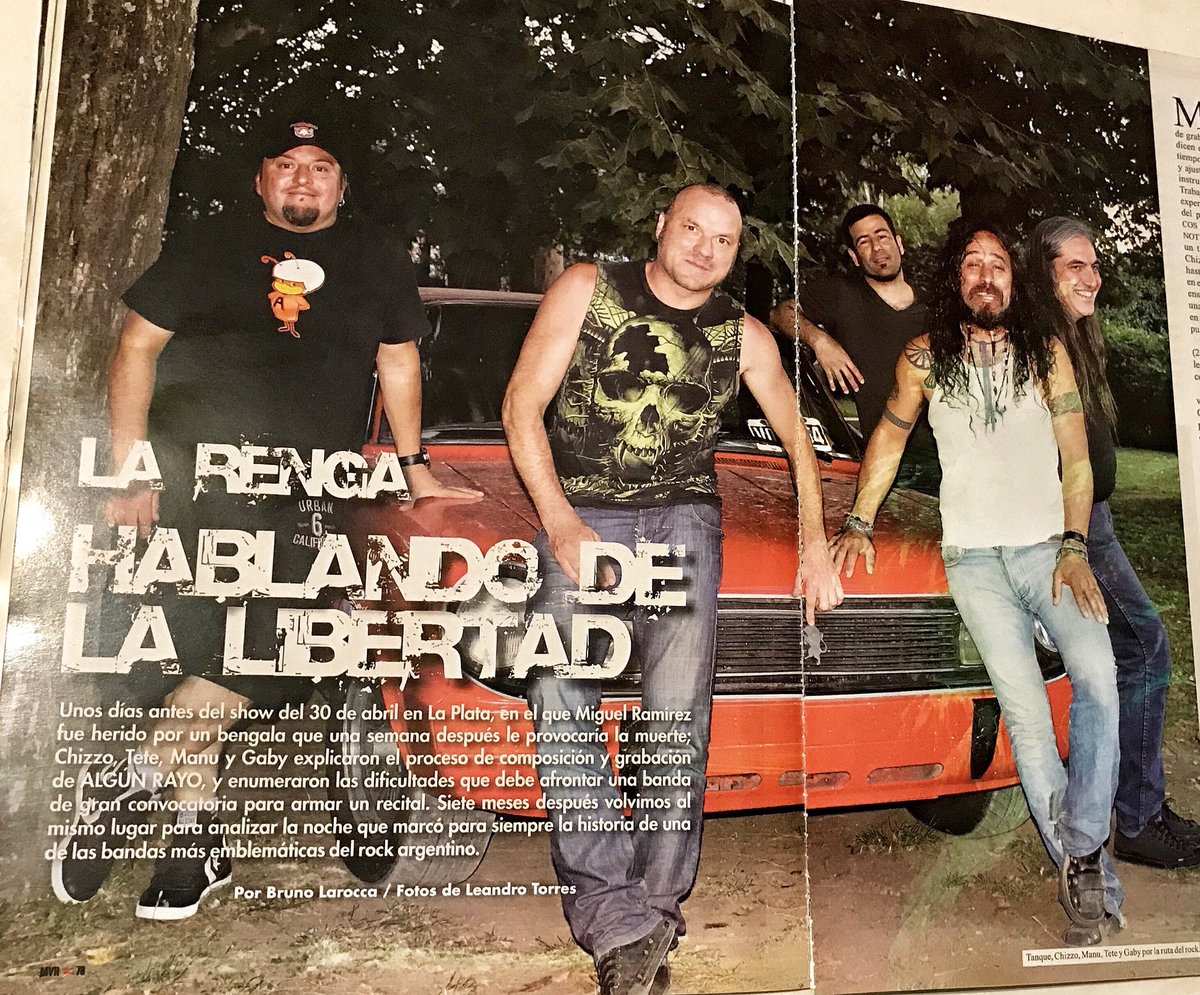 BrunoLarocca's tweet photo. “Hagamos la foto acá”, me dijo #Chizzo en 2011, cuando fui a entrevistar a @LaRenga, y me señaló el Torino de Gaby, el manager. Unos minutos después, la banda estaba rodeando el auto naranja y Chizzo con el dedo se encargó de marcar el logo del Renault para la foto. @Mavirock. https://t.co/s2p9qklVzu