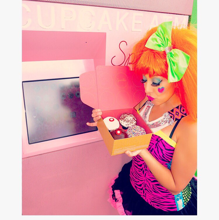 TwinkleTime's tweet photo. Thank you @sprinkles  at @AmericanaBrand  for this  4 pack of deliciousness! Just the right amount of sugar for 2 #kidconcerts ! ⭐️#twinkletime #recordingartist #glendale #sprinklescupcake #Harajuku #kidsmusic #makeup #blogger #youtuber #singersongwriter #LosAngeles #familyfun https://t.co/NhC05f4Ust