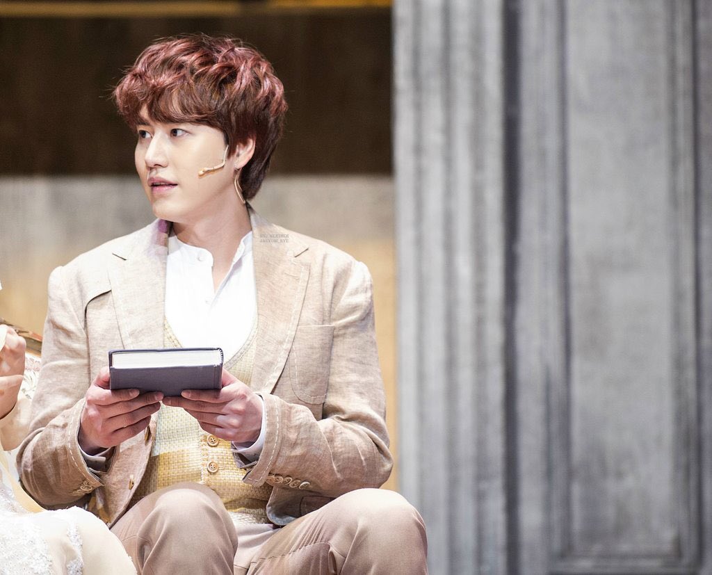 chayahyunx's tweet image. : พี่ ลูกคิดถึง~~
: คิดถึงเหมือนกันคับตัวเล็ก นี่พ่อซื้อหนังสือนิทานมาให้หนูด้วยนะ 😊
#kyumin