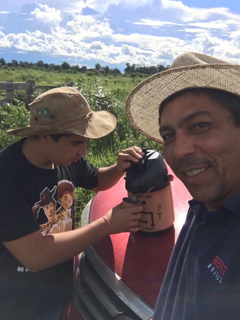 gioelber9's tweet photo. Com o filho no meio do mato tomando um terere, ou mate gelado. https://t.co/D4AX5OM0lP