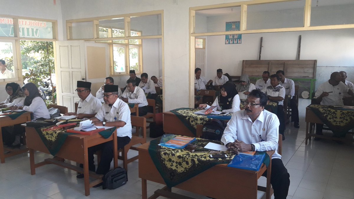 uptdblsari's tweet photo. Pengambangan kapasitas SDM.
Pendampingan pembuata RAPBS SD dan SMP kab Banyuwangi thn 2018 @AzwarAnas_A3  @sulihtiyono3 https://t.co/ayoXRiFkVa