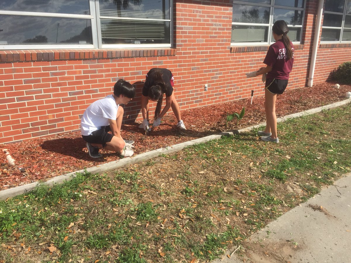 chsinteract1819's tweet photo. Our awesome Interacters cleaning up our campus today! #onehurricane https://t.co/0RF76EH9Ok