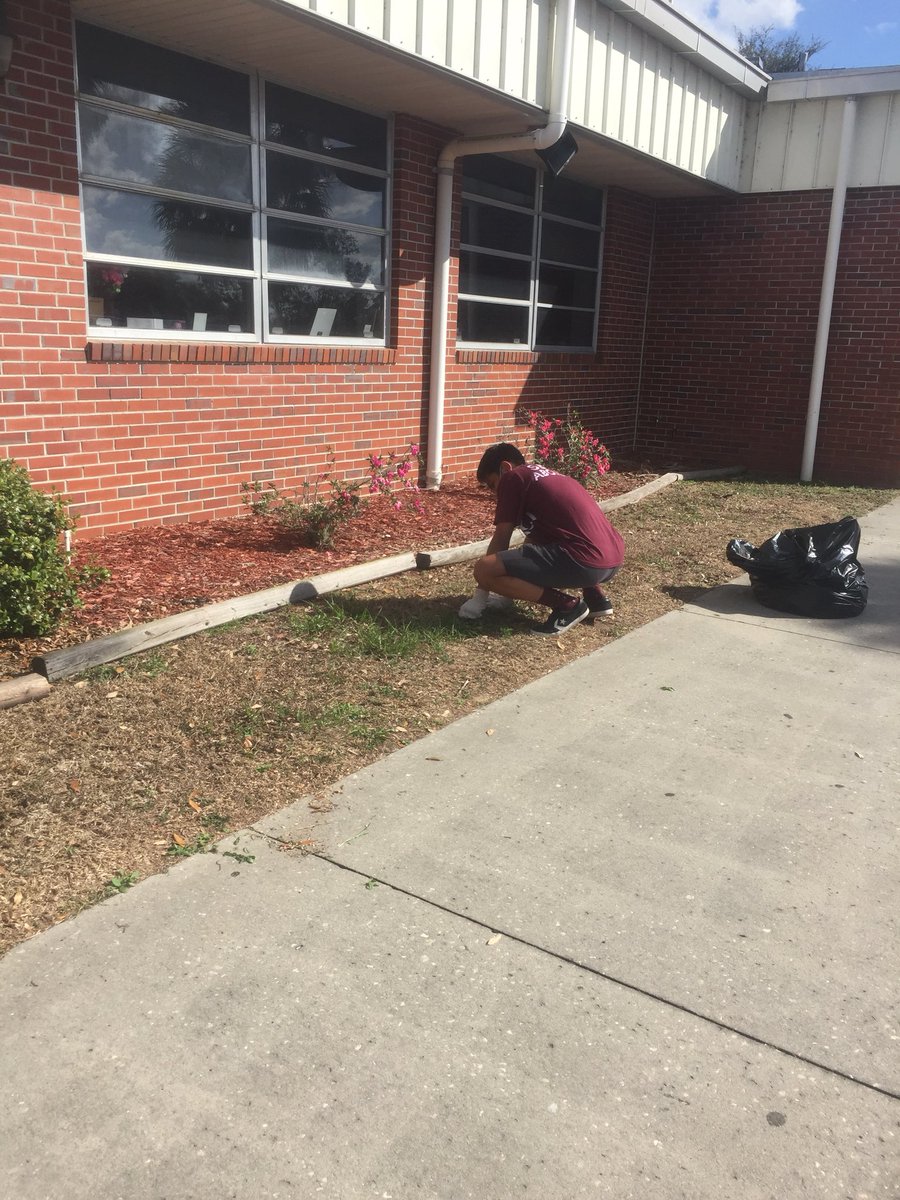 chsinteract1819's tweet photo. Our awesome Interacters cleaning up our campus today! #onehurricane https://t.co/0RF76EH9Ok