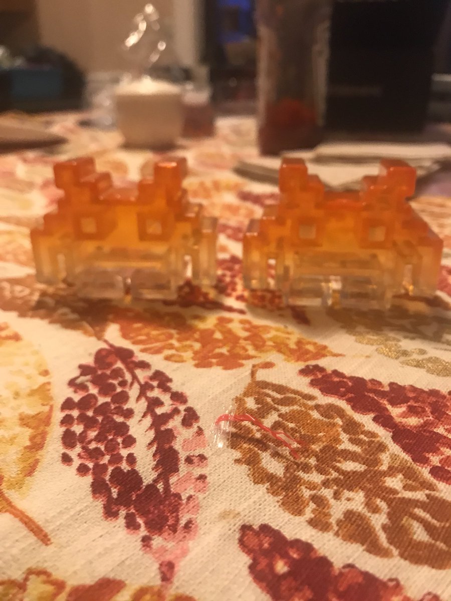 WatchTheQ's tweet photo. @LootGamingHQ this is unacceptable. I pay 30$ a mint for you to go to he back if the wear house and get a item from a old @lootcrate. And it’s even the same color. https://t.co/37he07pGht