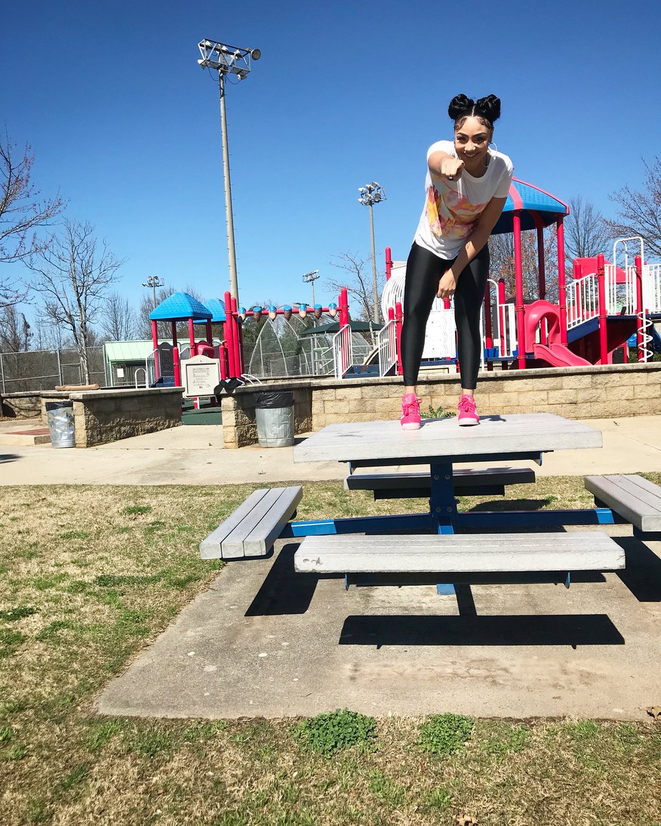 iAmberLashae's tweet photo. Just out here standing on tables and shit 😝🤘🏽 #therappingsinger https://t.co/hXyQB2z3aQ
