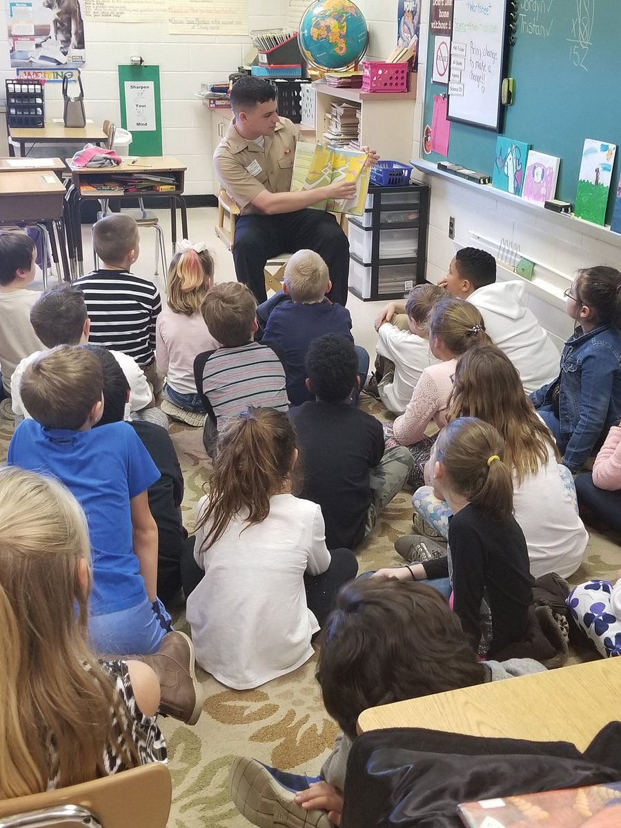 MissB105's tweet photo. We were so excited to have Airman Warren with us today! He read to the class and answered tons of questions about the Navy and about the USS Abraham Lincoln. #MilitaryAppreciation #ReadAcrossAmerica https://t.co/jT6UhWnUUw