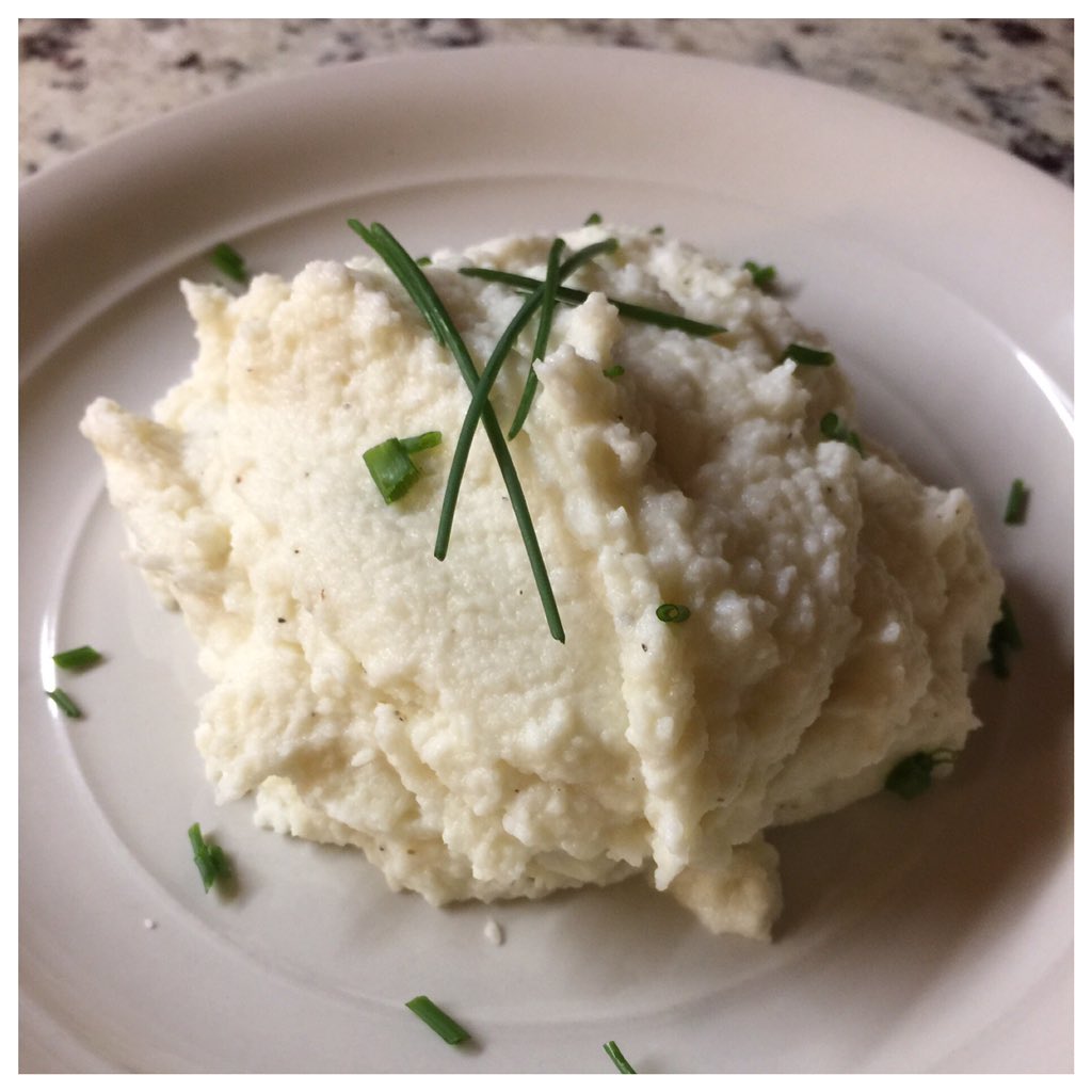 1HotDish's tweet photo. My delicious homemade #Parmesan #Garlic Mashed Cauliflower.😋  #mashedcauliflower #keto #cauliflower #lovetocook #foodie #lowcarb #healthyeating #homecooking https://t.co/WVdf8RUZOK