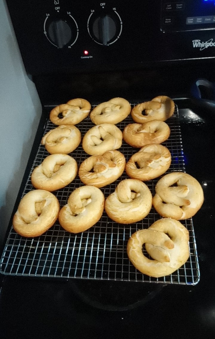 Dreizen89's tweet photo. We tried our hands at making homemade soft pretzels. I must say, they turned out pretty good! 👍🏻 #FoodPorn2018 https://t.co/ABecT5AnqE