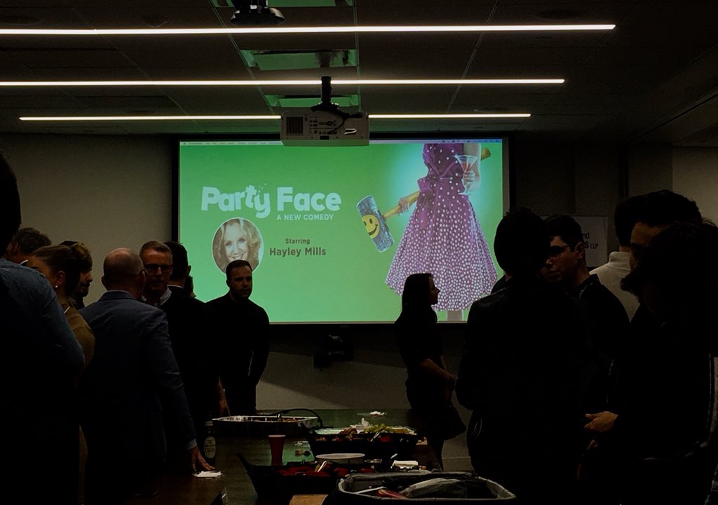 auntytem's tweet photo. @USVisaLawyer @NYdigitalirish @WhiteandWil @rachelquigs @marklittlenews @feargallkenny @maireaine Fantastic #Firesidechat & @maryannpierce certainly had the luck of the @DigitalIrish when @marklittlenews picked her to win tix to @partyfaceplay #☘️🎭 Way to go “ #FiercePierce “ - @SusanHayes_ #bydn https://t.co/UQ5JCtCGnU