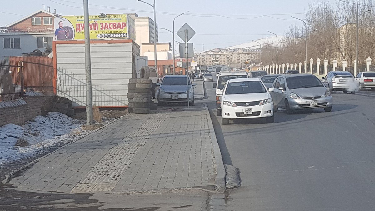 #БЗД Улаан хуарангийн энэ зам дагуу амбаар контэйнэр авчирж тавиад, тээврийн хэрэгсэл болон хүний зорчих хэсэг дээр дугуй засвар хийж байна. Эднээс болж ТХ-н аваар гардаг цаашид хүний аминд ч хүрж болзошгүй нөхцөл үүсээд бн. Эзэнгүй дүүрэг болж дууслаа. Анхаарч өгнө үү! @Uyangam