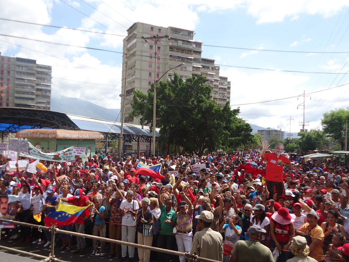 comuna27FyT's tweet photo. Nuestro Querido Comunero, Parlamentario y Miembro del Ejecutivo Pedro  Fajardo Hoy recibio como lo merece Condecoración en su única clase “27  de Febrero”  por parte de @LuiscarPSUV. Honor a líderes  comunitarios que fueron parte, promovieron y participaron en "El  Guarenazo" https://t.co/kY4j9kq7RG