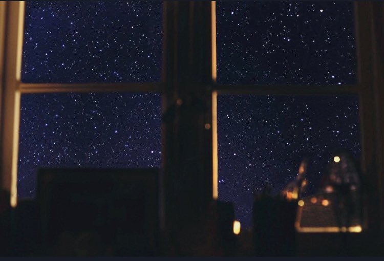 عطني جروحك كلها وارقد الليل
واترك عيوني للسهر تراقب الضيّ
.
كل ما تضايق خاطرك ضمني حيل
لا تشتكـي للنـاس همّـك وانا حـيّ