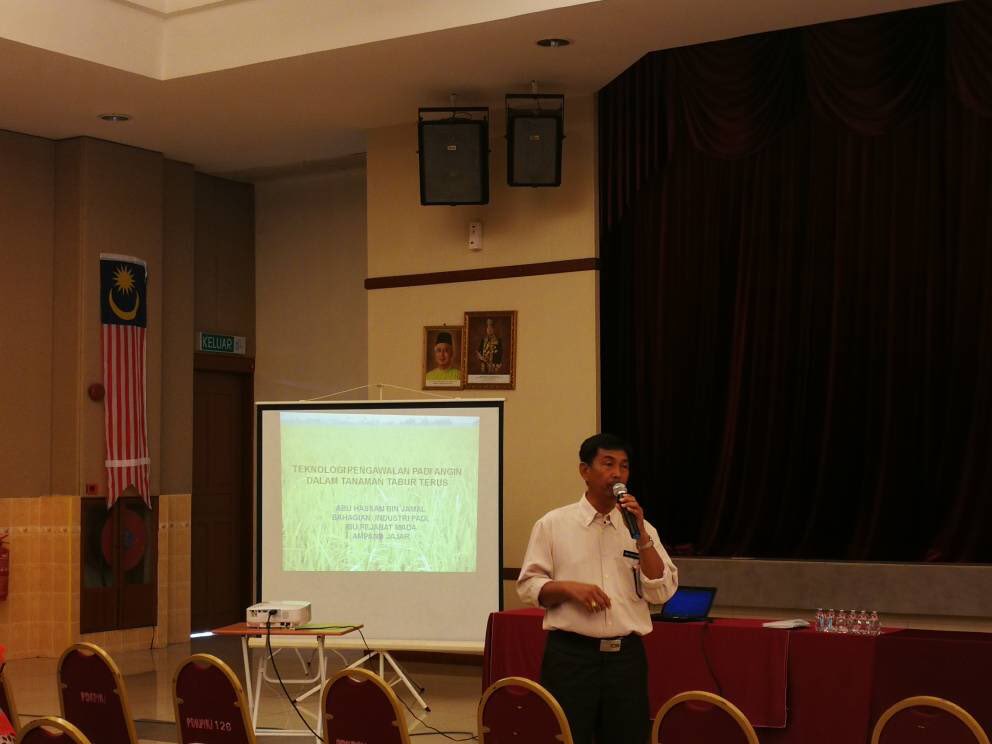 fizaarose's tweet photo. Taklimat Kempen Kawalan Rumpai Dan Padi Angin Kepada Pegawai Wilayah II Bersama Syarikat Racun di Dewan Tunku Anum, Jitra
.
#madamabeles 
#madawil2 https://t.co/eFwzvTmiAA