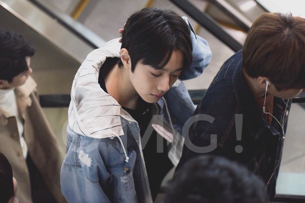 PINKBLOSSOMME's tweet photo. ชอบควานลินแต่งตัวสไตล์นี้มากอ่ะ จับตัวไหนมามิกซ์กันก็ดูดีหล่อไปหมด มีความเมกันบอยมากก เอ็ดเวิร์ดไลที่แท้ ;-; https://t.co/adPPvjGQcI