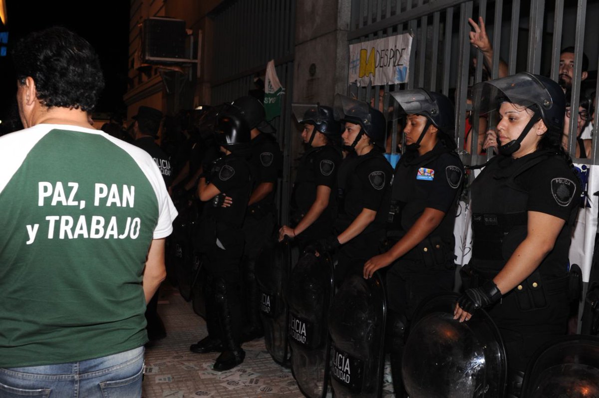 asambleacanal's tweet photo. Nuestrxs compañerxs permanecen dentro del Ministerio de Hacienda, no nos permiten acercarnos ni pasarles agua y comida, mientras son rodeados por un cordón policial. Juan Pablo Sassano, Subsecretario de Seguridad Ciudadana, es responsable de las posibles consecuencias. https://t.co/8MWtP1kd2C