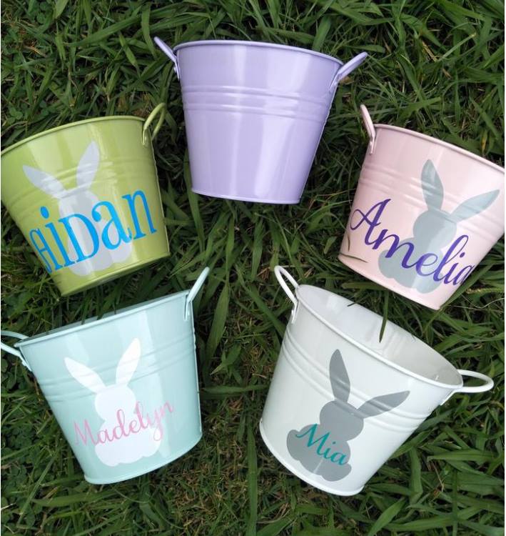 Buy_My_Things's tweet photo. Thrilled to have partnered with @quirkyandquaintoz bringing you a fab range of Easter goodies at 15% off! These personalised buckets are my favourite 😍 Head over to our Facebook group for details! #buymythings #eastergifts #personalisedeastergifts https://t.co/aYX2Ico6AX