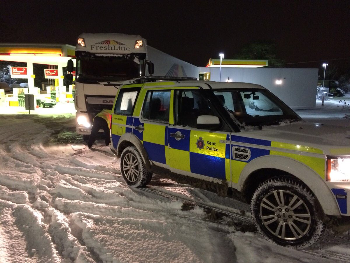 KentPoliceRoads's tweet photo. Another HGV pulled out of trouble!! #kentsnow #keepingkentmoving GS https://t.co/9uIQDVH1TW