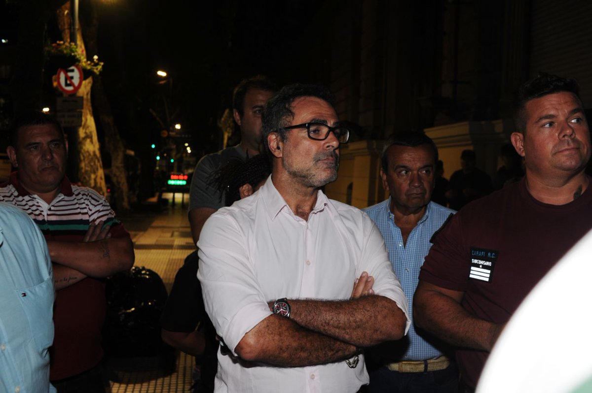 asambleacanal's tweet photo. A lxs trabajadorxs despedidxs que permanecen pacíficamente en Ministerio de Hacienda les cortaron la luz y les pusieron candado en la entrada. No dejan que nadie les pase ni agua ni comida. El responsable principal es el Secretario de Seguridad de la Ciudad, @juanpsassano https://t.co/4TX8j6Mxcy