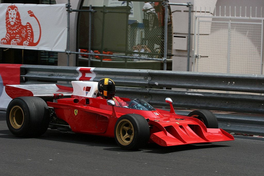 Fotografía del Ferrari 312 B3, que tiene un morro muy acentuado y parece prácticamente una quitanieves. Recurrente teniendo en cuenta la cantidad de nieve que hay hoy en el Circuit de Barcelona-Catalunya.