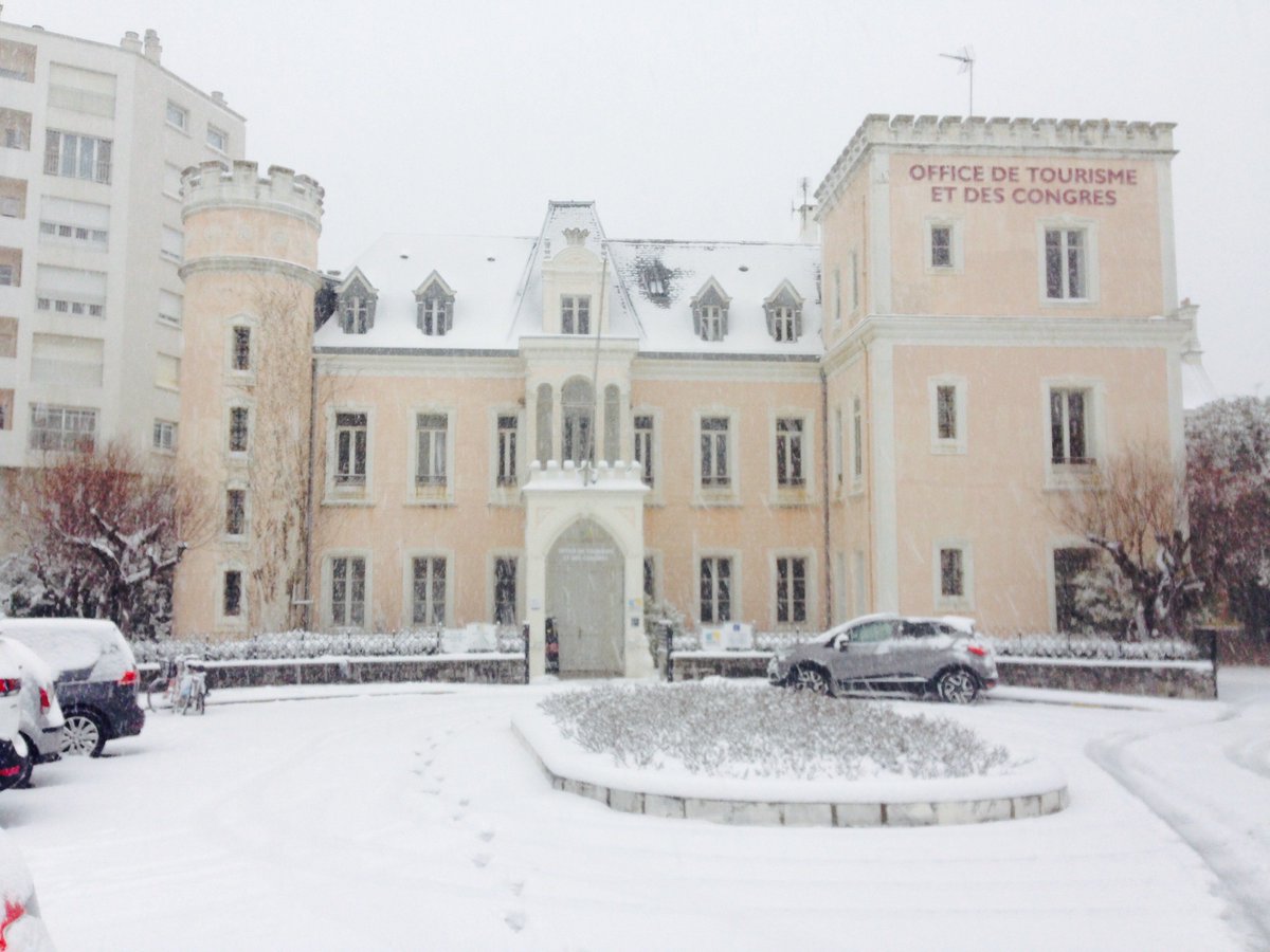 DestinationBtz's tweet image. Février s'achève avec #Biarritz sous la #neige... ❄️ ⛄️ 💙 Bonne journée !