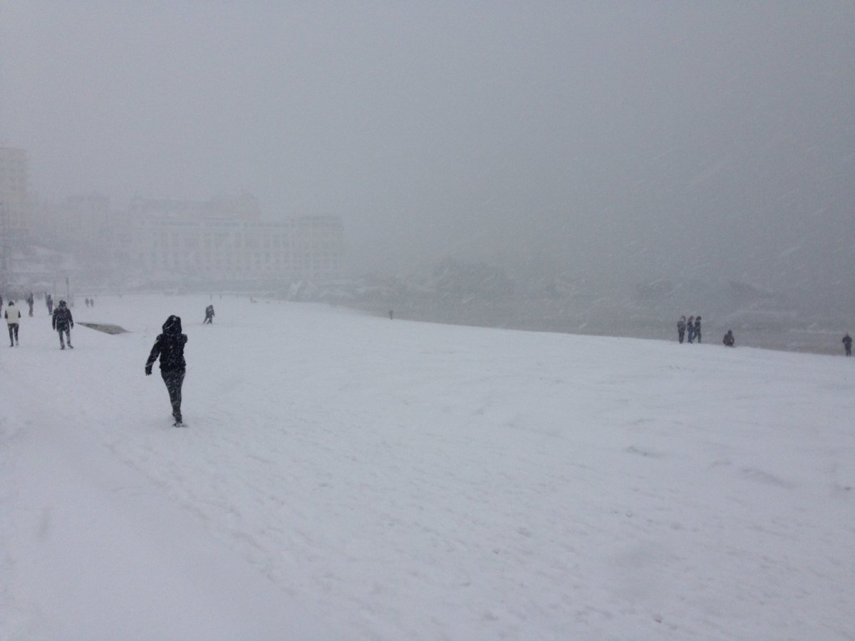 DestinationBtz's tweet image. Février s'achève avec #Biarritz sous la #neige... ❄️ ⛄️ 💙 Bonne journée !