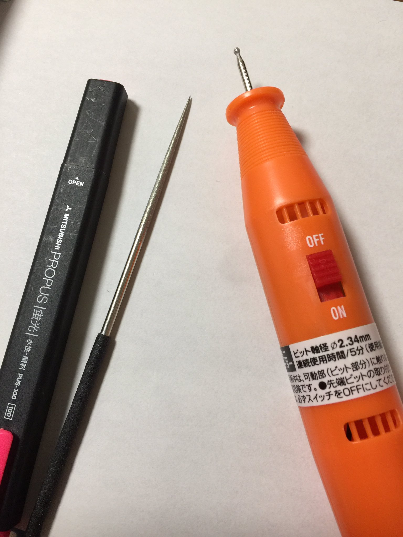 ちーず ダイソーさんのミニルーターをレジンの穴空け用に買った人も多いと思いますが買ったままのものはガラスにも絵が描けると書いてありますがレジンに模様をつけることもできて便利ですよ 既出かもですが私のおすすめレジン情報 T Co ちーず ダイソーさんのミニルーターをレジンの穴空け用に買った人も多いと思いますが買ったままのものはガラスにも絵が描けると書いてありますがレジンに模様をつけることもできて便利ですよ 既出かもですが私のおすすめレジン情報 T Co