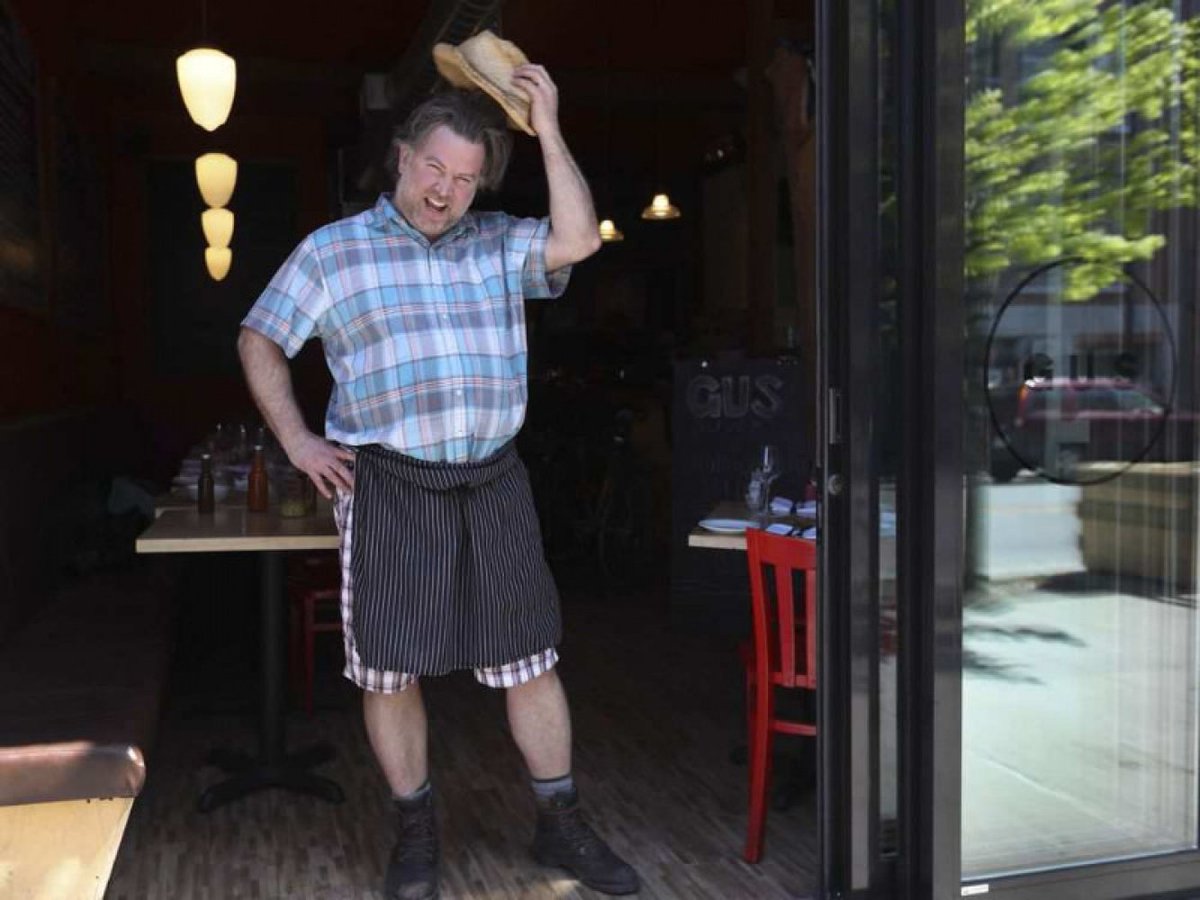 In #Montreal, restaurants and cafes offer a drink to inhabitants in exchange of a pair of socks for #homeless people, with the operation #socksforbubbly : newcityzens.com/209/socks-for-…. Thanks <a href="/julie_villain/">julie villain</a> for the #spot #ncz